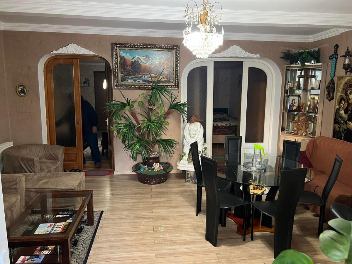3 Room Flat In Tbilisi Bagian luar foto